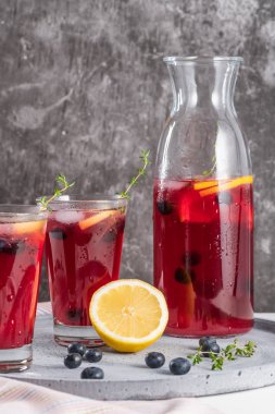 Taze yabanmersini yaz mojito kokteyli. Mutfak tezgahında yabanmersinli limonata ya da sangria.