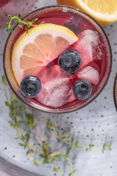 Frischer Sommerlicher Mojito Cocktail Aus Blaubeeren Blaubeerlimonade Oder Sangria Auf — Stockfoto