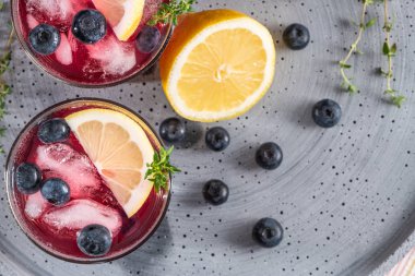 Taze yabanmersini yaz mojito kokteyli. Mutfak tezgahında yabanmersinli limonata ya da sangria.