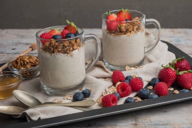 Ev yapımı granola, taze meyve ve yoğurt kahvaltı parfe.