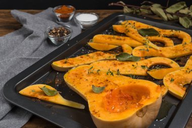 Tuz, tatlı biber, biber ve kekik yemek pişirme, hazırlık butternut kabak dilimlenmiş. Pişirme işlemi 