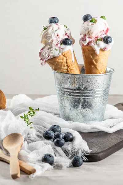 Gelato Mirtilli Fatto Casa Coni Waffle Con Mirtilli Freschi Foglie — Foto Stock