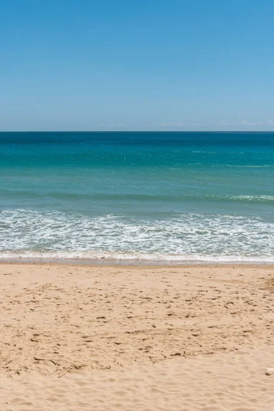 Portekiz Algarve bölgesinde Lagos yakınındaki güzel Porto de Mos Plajı.