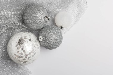 Festival glitter Noel topları dekorasyon metalik kumaş doku. Mevsim kış tatili. Kopya alanı ile Üstten Görünüm