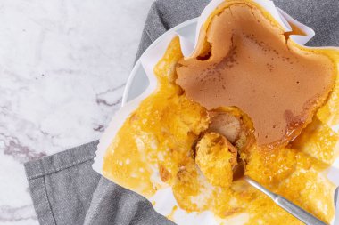 Portekizce pandispanya, mermer zemin üzerine pişirme üzerinde tipik kağıda sarılı