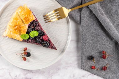 Böğürtlen pasta dilim. Pasta taze çekilmiş yabani böğürtlen ile yaz aylarında. Üstten görünüm.