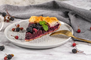 Böğürtlen pasta dilim. Taze çekilmiş yabani böğürtlen ile yaz aylarında pasta