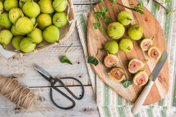 Ganze Feigen Und Halbierte Feigen Auf Einem Rustikalen Holztisch — Stockfoto