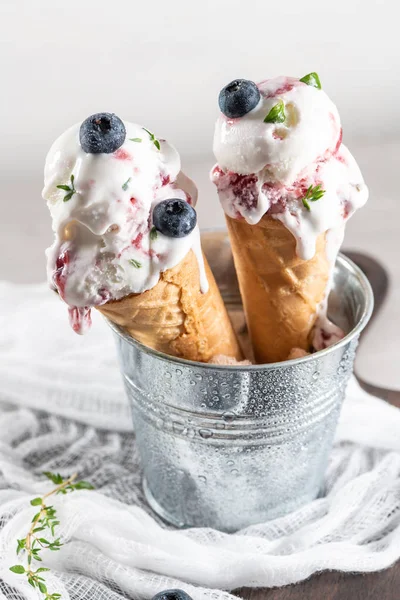 Hausgemachtes Blaubeereis Waffeltüten Mit Frischen Blaubeeren Und Thymianblättern — Stockfoto