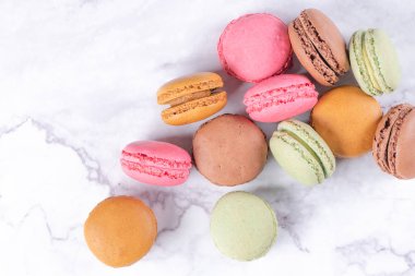 Renkli macaroons taş masada. Tatlı macarons.