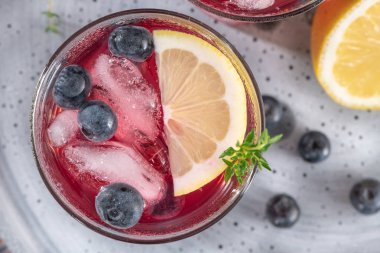 Taze yabanmersini yaz mojito kokteyli. Mutfak tezgahında yabanmersinli limonata ya da sangria.