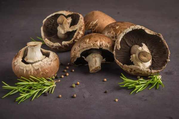 Bospaddenstoelen Plukken Oude Betonnen Achtergrond Verse Rauwe Champignons Tafel — Stockfoto