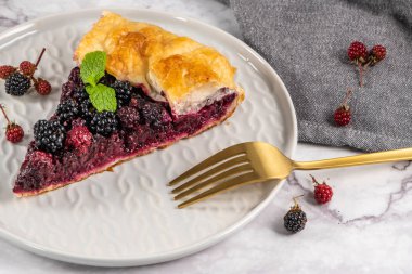 Böğürtlen pasta dilim. Taze çekilmiş yabani böğürtlen ile yaz aylarında pasta