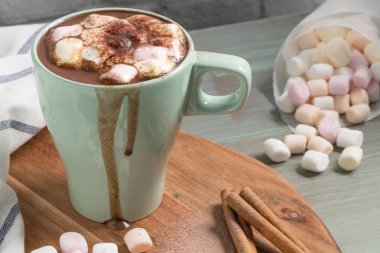 Kış sıcak içecek. Sıcak çikolata veya kakao hatmi ve baharat ahşap arka plan üzerinde.