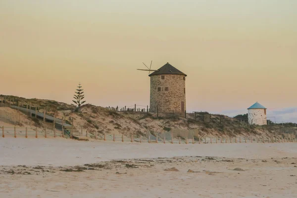 Alte Traditionelle Windmühlen Den Sandigen Hügeln Von Apulia Portugal — Stockfoto