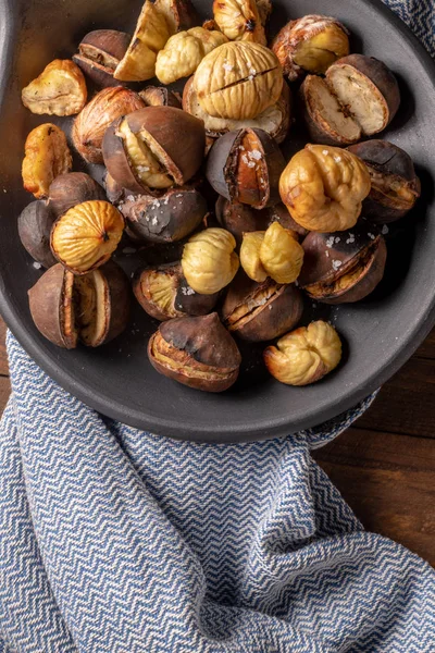 Geröstete Kastanien Mit Salz Gusseiserner Grillpfanne Über Rustikalem Holzbrett Ansicht — Stockfoto