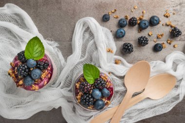 Böğürtlenli Chia pudingi ve yaban mersini püresi ve granola..