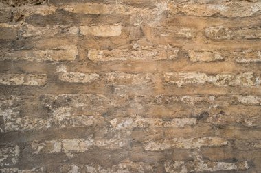 Çatlak ve çizikler ile eski tuğla duvar. Tuğla duvar arka plan. Sıkıntılı duvar kırık tuğla dokusu ile. Evin cephe