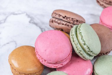 Renkli macaroons taş masada. Tatlı macarons.