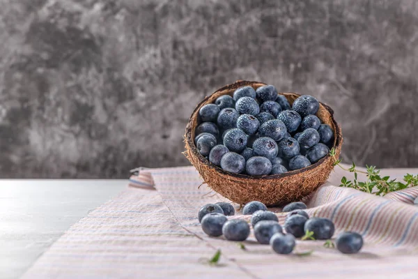 그릇에 신선한 블루베리 평면에 블루베리 배경이 벽지에 블루베리는 음식과 비타민 — 스톡 사진