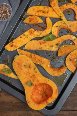 Tuz, tatlı biber, karabiber ve kekik üzerinde pişmiş yemek ile dilimlenmiş kavrulmuş Balkabagi terbiyeli. Üstten Görünüm