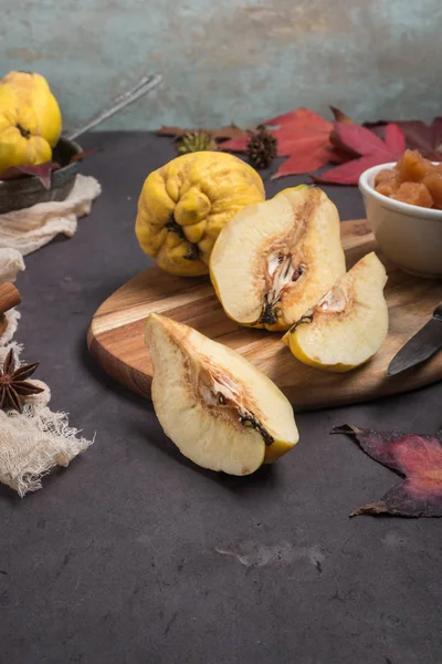 Quittenfrüchte Und Marmelade Einer Keramikschüssel Auf Der Tischplatte — Stockfoto