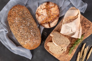 Taze kokulu ekmek masanın üzerinde. Gıda kavramı. Ekmek, ekmek ve buns huysuz somun. Pişmiş ekmek ürün yelpazesine. Üstten görünüm. Düz tabaka