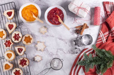Noel kurabiyeleri Noel dekoratif çam dalı, reçel, hediye ve çerez kesiciler ile mermer yüzeyi düz yatırın