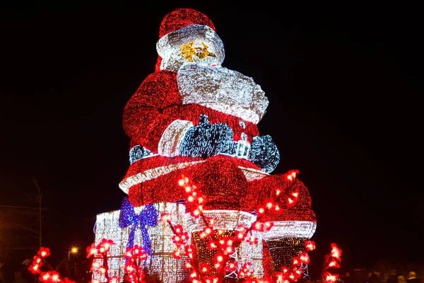 葡萄牙阿奎达 2018年12月 世界上最大的圣诞老人 高21米 被250人照亮 000个圣诞灯 — 图库照片