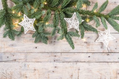 Noel tema arka plan vintage tonda. Rustik ahşap arka plan Noel için tüm Noel tasarımı için kopya alanı ile. Yıldız çam dalı. Üstten görünüm. Düz yatıyordu