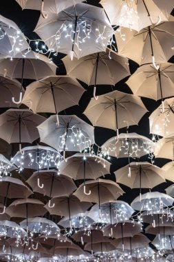 Beyaz şemsiye Agueda Portekiz sokaklarında dekorasyon Noel ışıkları tarafından aydınlatılmış güzelliği