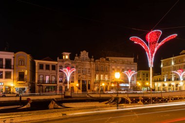 Aveiro, Portekiz - yaklaşık Aralık 2018: Noel ağacı ve geceleri Moliceiro teknelerle Ria de Aveiro yakınındaki süslemeleri.