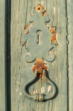 Eski kapı paslı kolu ile lapa lapa boya.