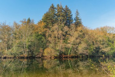 Ponte da Barca, Portekiz Lima nehirde manzara. Nehrin Lima şairler parka görünümünü.