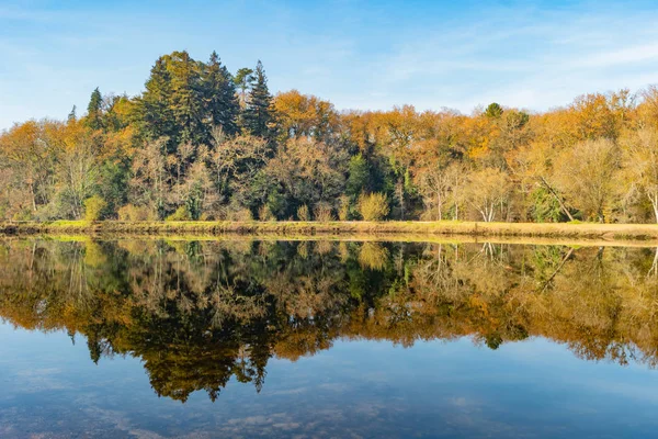 Ponte da Barca, Portekiz Lima nehirde manzara. Nehrin Lima şairler parka görünümünü.