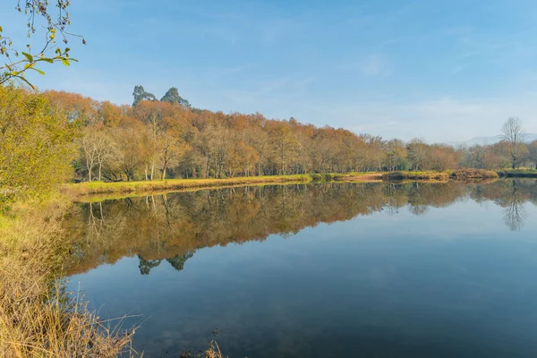 Ponte da Barca, Portekiz Lima nehirde manzara. Nehrin Lima şairler parka görünümünü