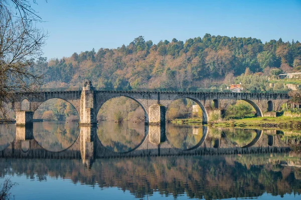 Antik Roma Köprüsü, Ponte da Barca, Kuzey Portekiz eski Portekizli Köyü.