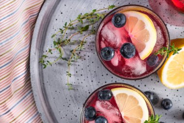 Taze yabanmersini yaz mojito kokteyli. Mutfak tezgahında yabanmersinli limonata ya da sangria.