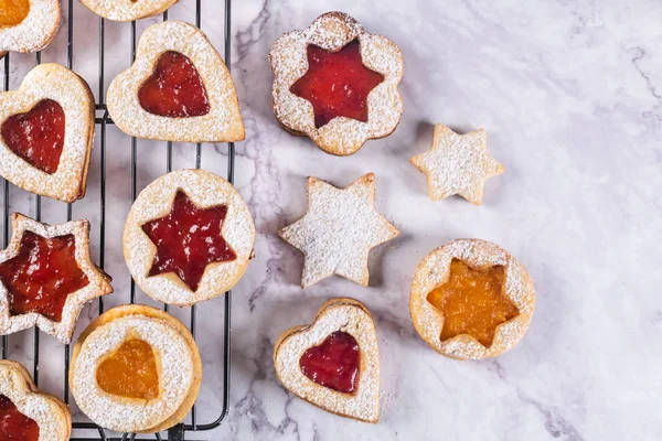 Noel kurabiyeleri mermer yüzeyi düz yatırın