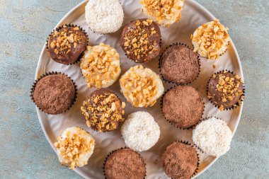 Brigadeiro ortak bir Brezilyalı tatlı var. Görünümün arka planını Sevgililer günü, Noel, yeni yıl top.