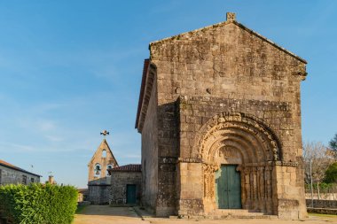 Portekiz'in kuzeyinde, Ponte da Barca'daki Bravaes Manastırı. Yüzyılın sonunda Xii Tapınakçılar'ın takdiri gibi kurulmuş eski Benedictine manastırı. Portekiz Romanesk sanatı, 1910'dan beri Ulusal Anıt olarak sınıflandırılır.