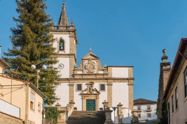 Cephe of parish Kilisesi, Sao Joao Baptista Mannerist ve Barok stilleri ve İsa'nın vaftiz kuzeyinde Portekiz Ponte da Barca içinde bir çıkıntı birleştirir. Anne Kilisesi.