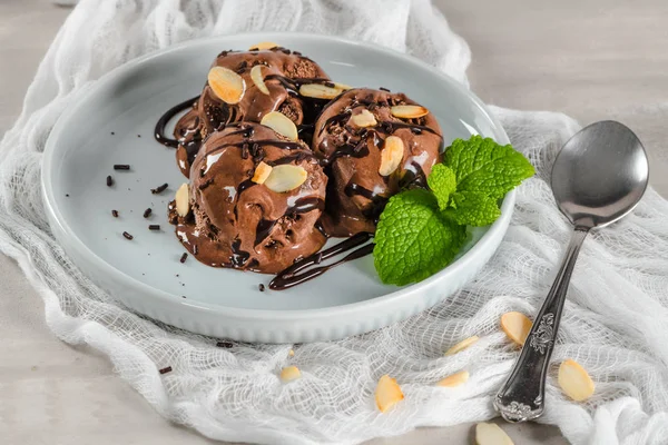 Piatto Gelato Cioccolato Con Fette Mandorla Foglie Menta — Foto Stock