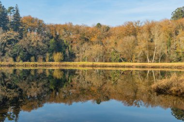 Ponte da Barca, Portekiz Lima nehirde manzara. Nehrin Lima şairler parka görünümünü.