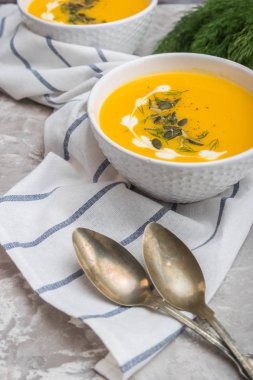 Lezzetli kremsi ev yapımı balkabağı çorbası Krem ve kabak tohumu garnitür ile.