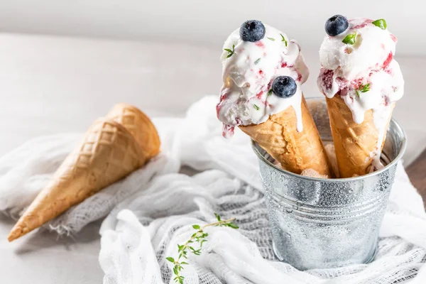 Hausgemachtes Blaubeereis Waffeltüten Mit Frischen Blaubeeren Und Thymianblättern — Stockfoto