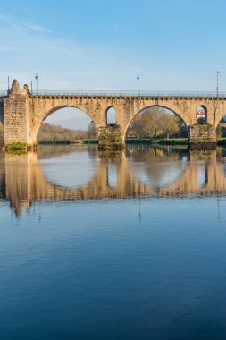 Antik Roma Köprüsü, Ponte da Barca, Kuzey Portekiz eski Portekizli Köyü.