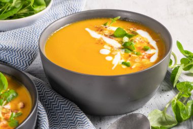 Balkabağı çorbası kase krem, fındık ve su teresi ile süslenmiş. Üstten görünüm. İyi hissetmek için yenen yemek. Kabak kabak çorbası krem