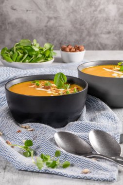 Balkabağı çorbası kase krem, fındık ve su teresi ile süslenmiş. Üstten görünüm. İyi hissetmek için yenen yemek. Kabak kabak çorbası krem. Düz yatıyordu