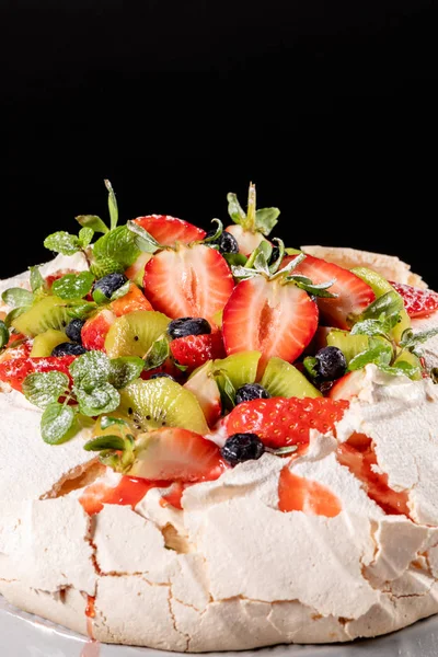 Vintage Τουρτιέρα Μαρέγκα Επιδόρπιο Pavlova Ζάχαρη Σκόνη Φρέσκες Φράουλες Ακτινίδια — Φωτογραφία Αρχείου